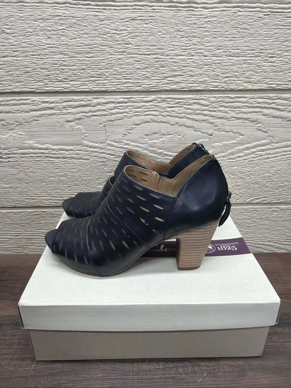 Clarks Artisan Okena Sass Black Leather Laser Cut Booties Women's Shoes 8.5m